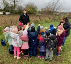 Gemeinde forciert das Blühkonzept: Bäume gepflanzt und Narzissenzwiebel gesteckt